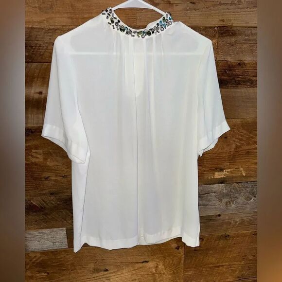 Vince Camuto Tops - Vince Camuto White Blouse w/ Jeweled Embellished Collar Women’s Size M EUC